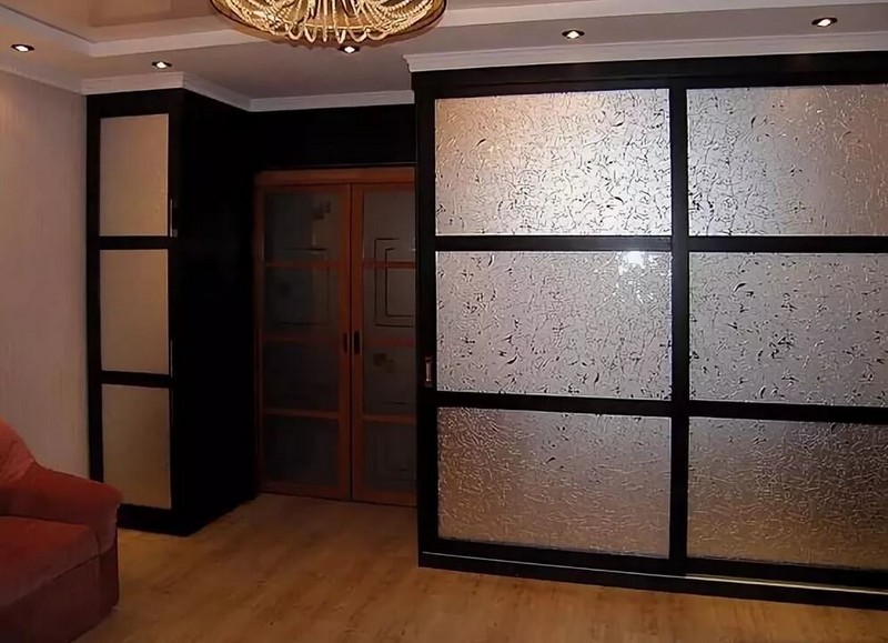 Шкафы с рифленым стеклом