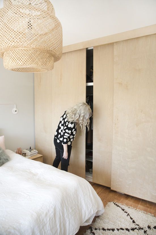 Шкаф купе для спальни в скандинавском стиле с раздвижными дверьми из фанеры