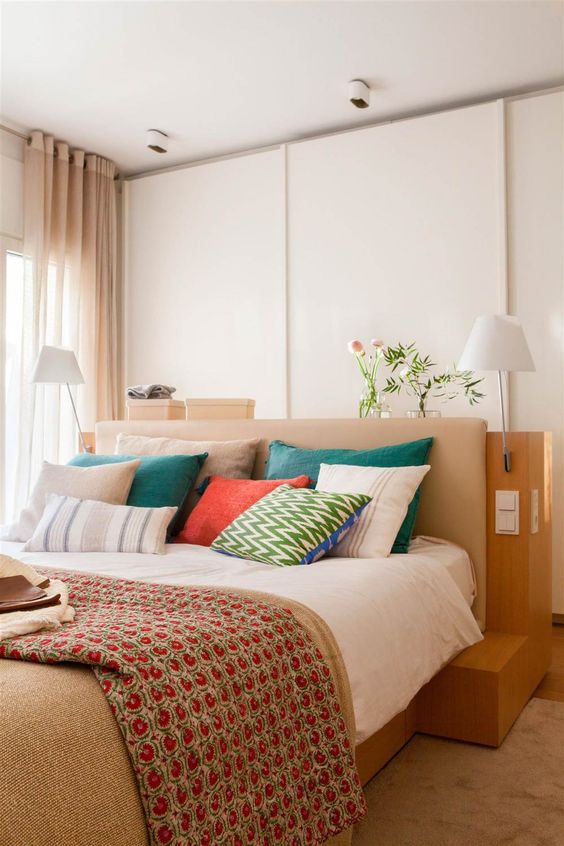 Обычно шкаф купе в спальной комнате устанавливается сбоку от кровати, но нередко и за головной спинкой
