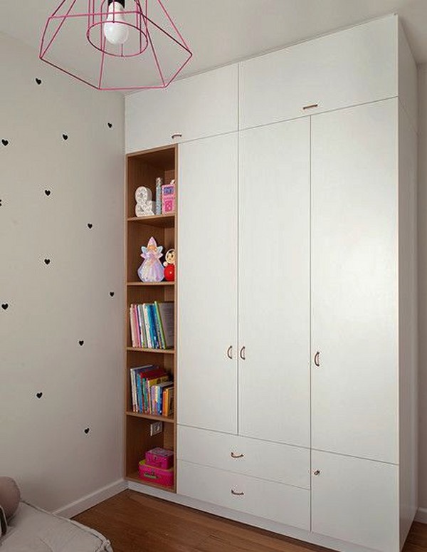 Прямая открытая ниша слевва для книг и игрушек вносит некоторое разнообразие в дизайн шкафа для детской