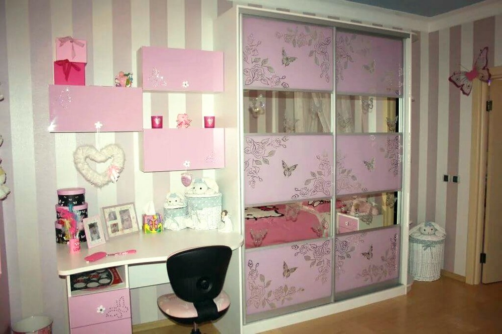 Считается, что вот так должен выглядеть шкаф купе для девочки, причём наличие розового цвета обязательное