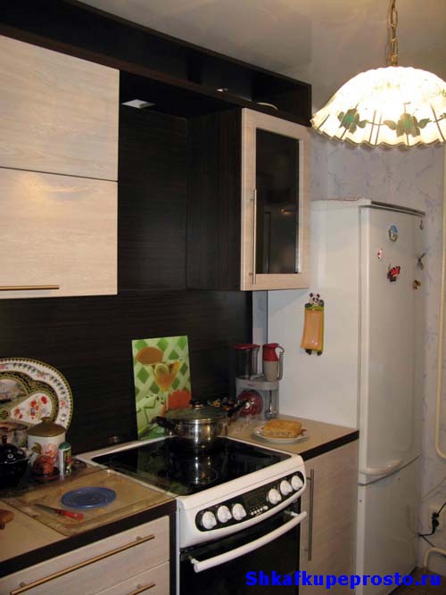 Фартук маленькой кухни выполнен из стеновой панели в цвет ДСП корпуса кухни.