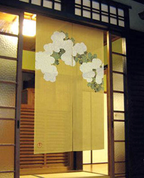 Японские шторы Норен перед входом в магазин.