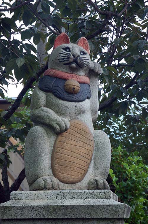  Maneki Neko каменная статуя. Toshima, Tokyo, Japan. 