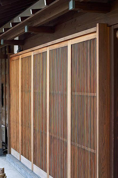 Японские двери купе из дома музея в Kamamura, Japan.