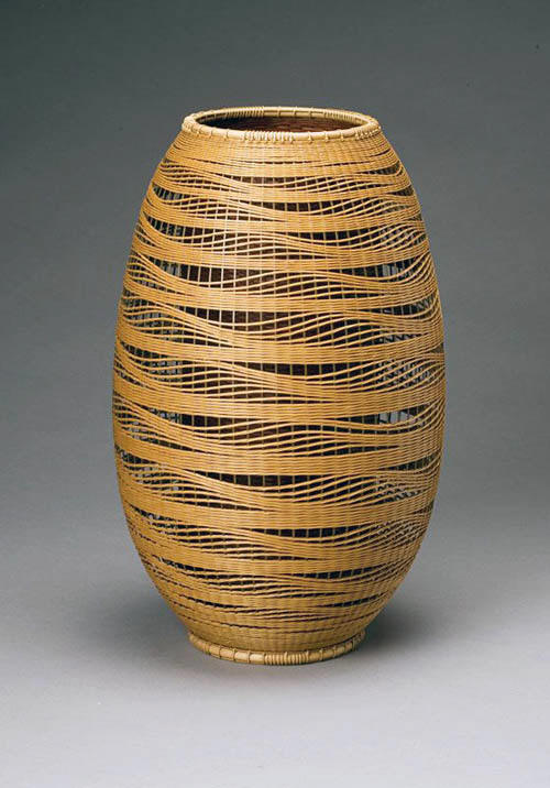 Современная японская корзина из бамбука и ротанга.