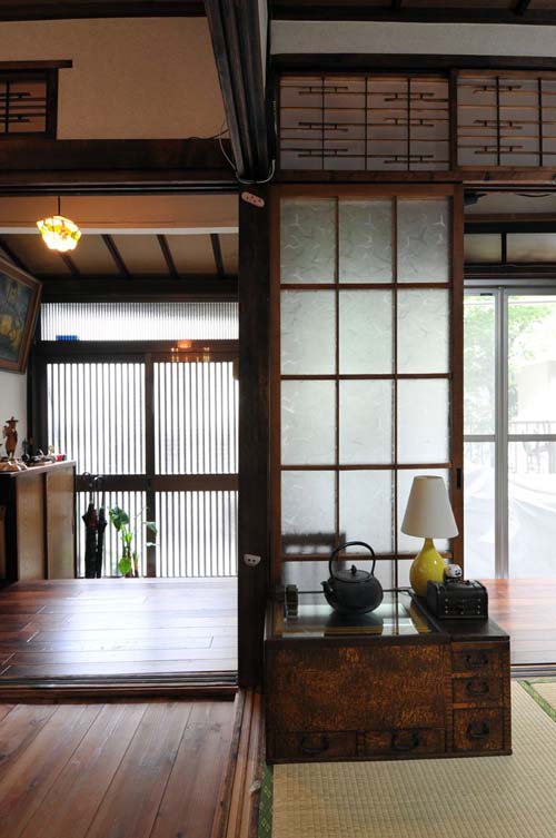 Японский хибачи в качестве элемента интерьера в японском доме.