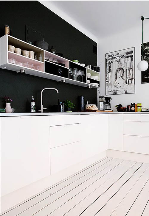 Классическое сочетание белого и черного цветов на кухне.