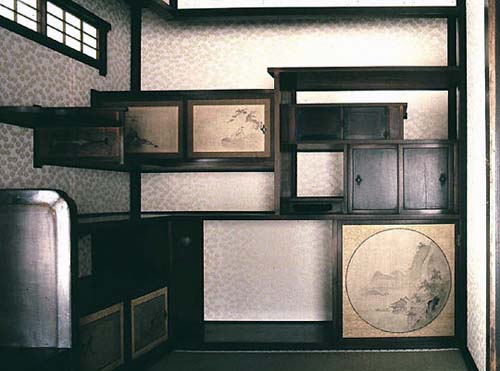 Японские шкафы с открытыми полками и раздвижными дверьми.