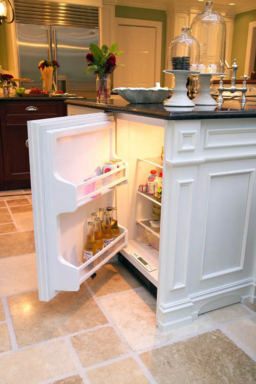 Встроенный мини холодильник в острове кухни.