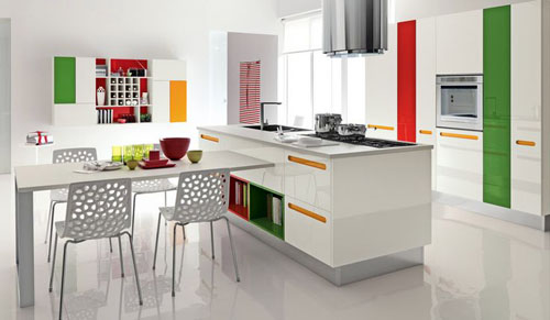 На кухне с белыми стенами цветная деталь выглядеть темнее и контрастнее.