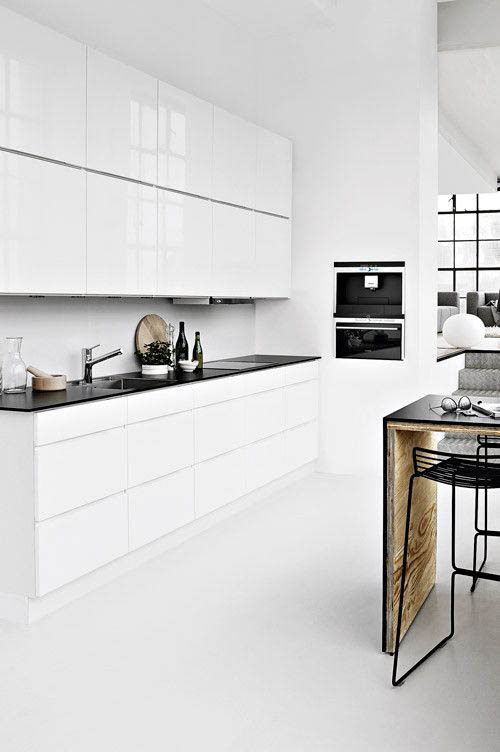 Белая кухня в стиле модерн с элементами черного цвета фото.