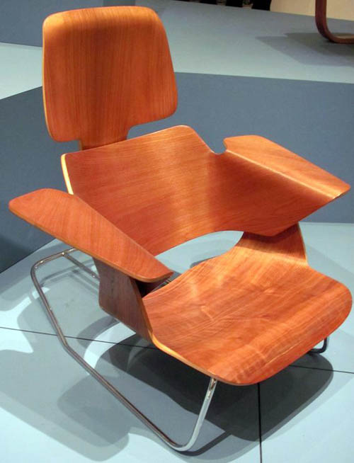 Charles and Ray Eames экспериментальное кресло для отдыха из формованной фанеры.
