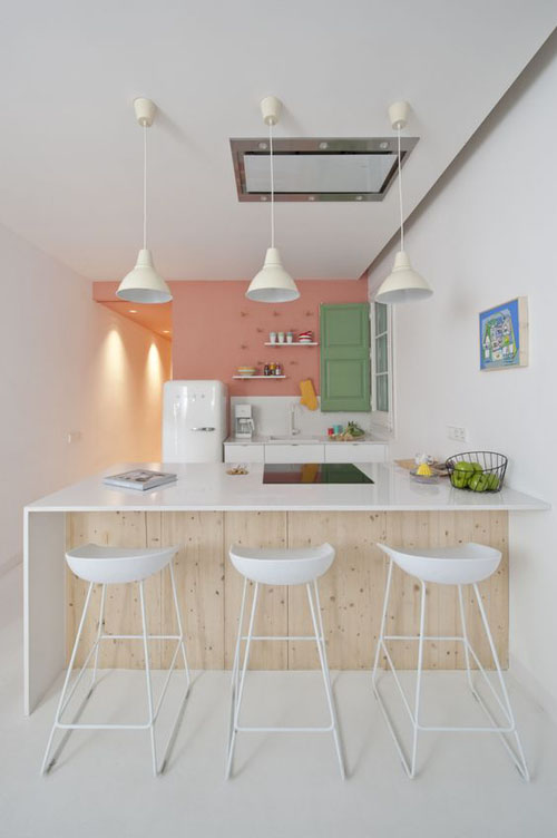 Белая кухня в скандинавском стиле с розовым акцентом.
