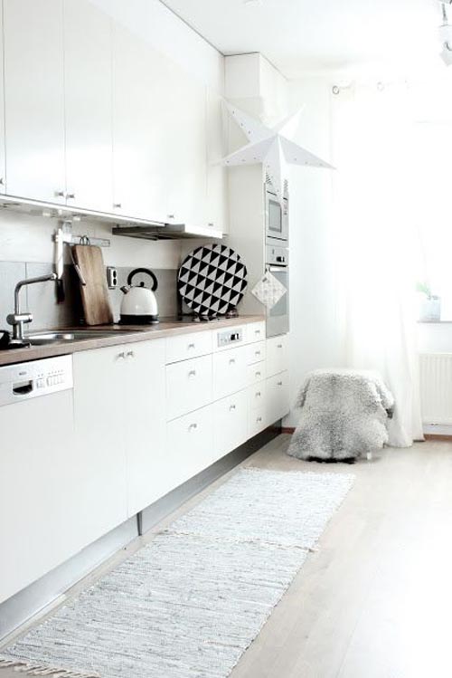 Узкий половик на кухне в скандинавском стиле.