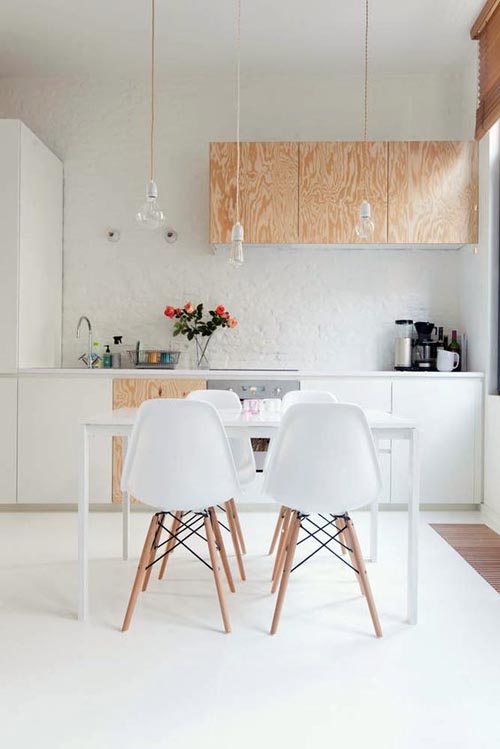 Кухня в скандинавском стиле белого цвета в комбинации с деревянными фасадами.
