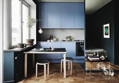Голубого цвета скандинавская кухня.