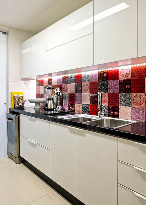 Яркий мозаичный фартук на строгой современной кухне белого цвета.