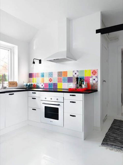 Яркий мозаичный фартук на строгой современной кухне белого цвета фото.