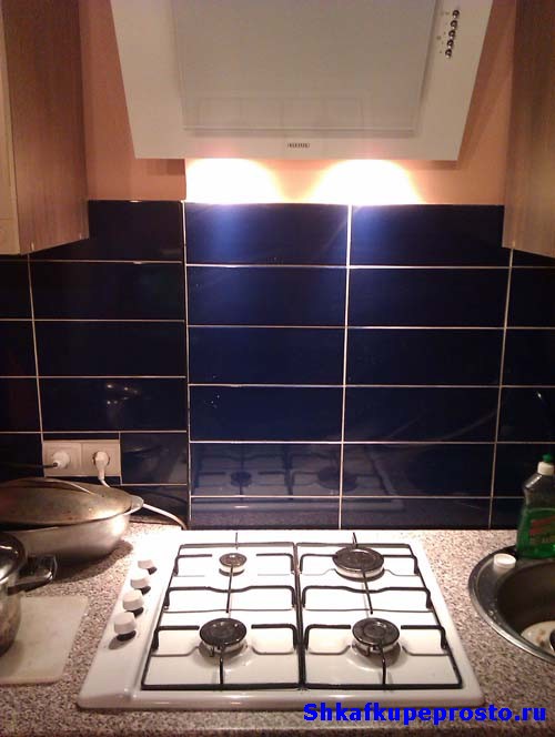 Галогеновые светильники на кухонной вытяжке.