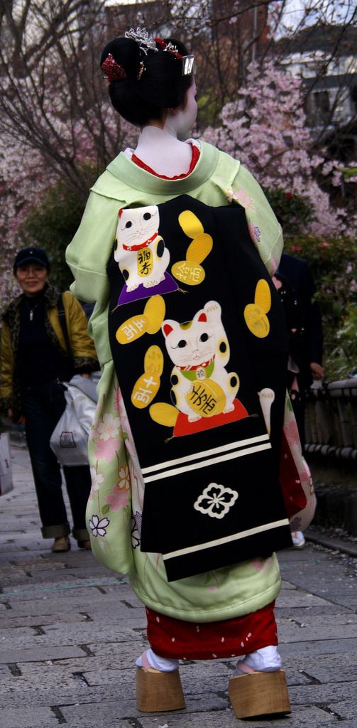 Манэки-Нэко изображен на одежде гейши