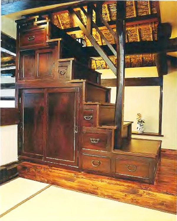 Лестница комод под названием Kaidan tansu