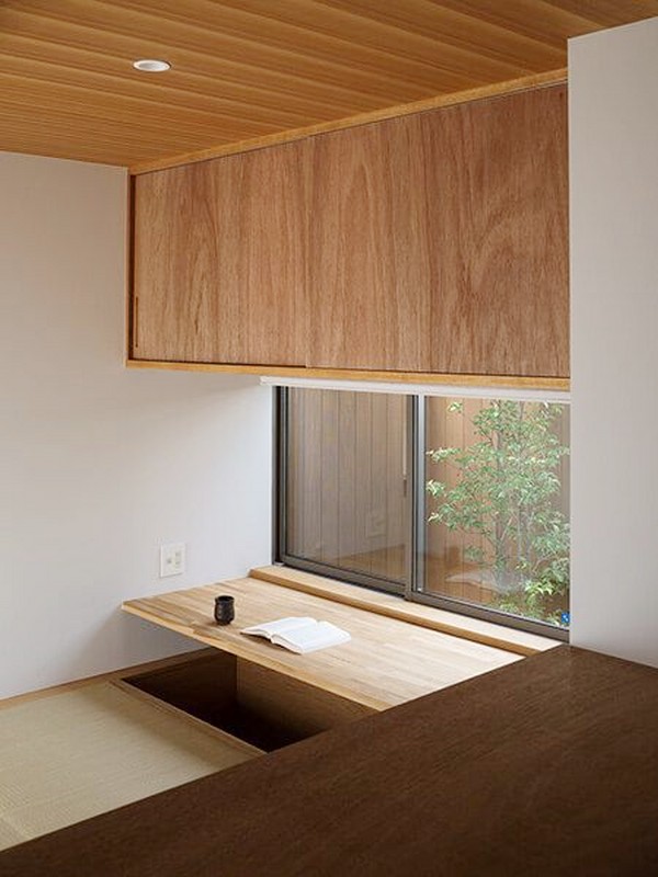 Письменный стол совмещён с кроватью подиумом