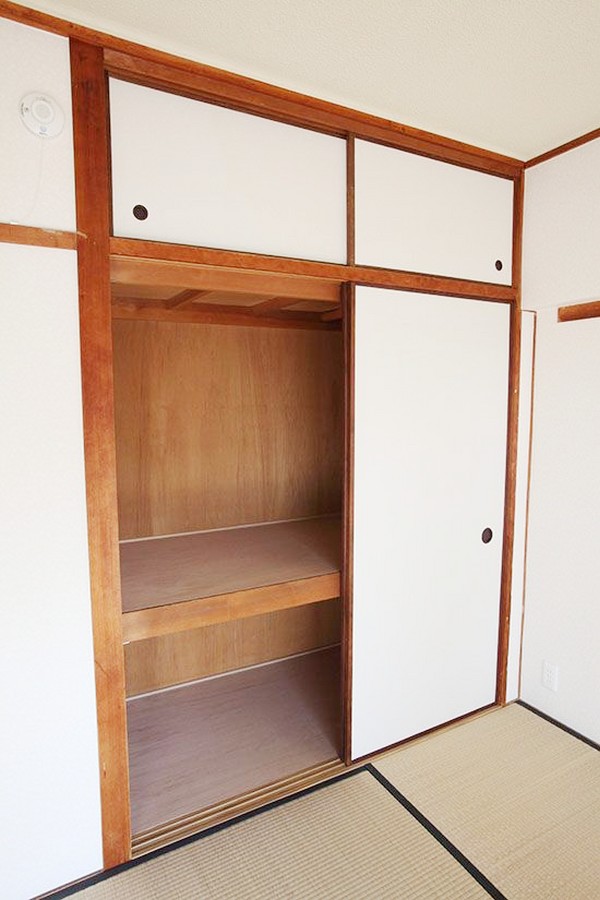 Вот так невзрачно выглядит традиционный японский шкаф купе  с антресолями сверху