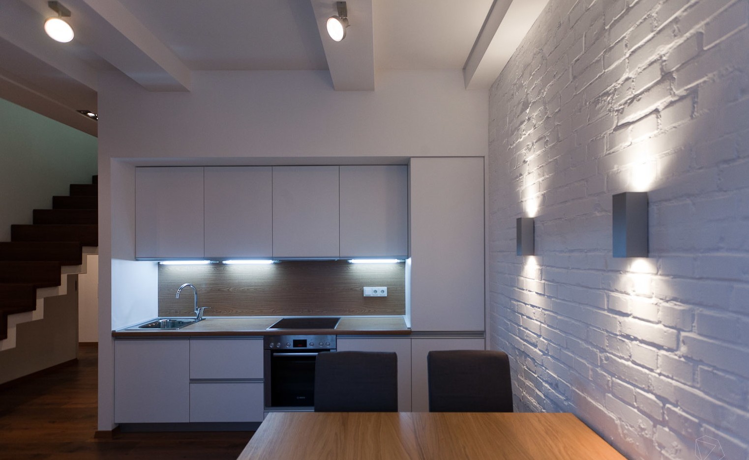 Декоративное освещение акцентной стены на кухне