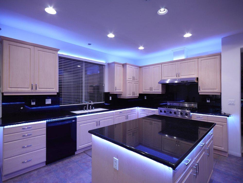 Декоративная светодиодная подсветка столешниц и потолка на кухне