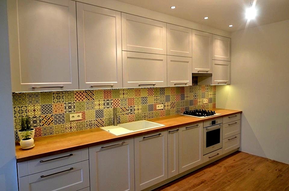 Пример короба из гипсокартона над шкафами, чтобы сделать идеальные зазоры в кухне до потолка