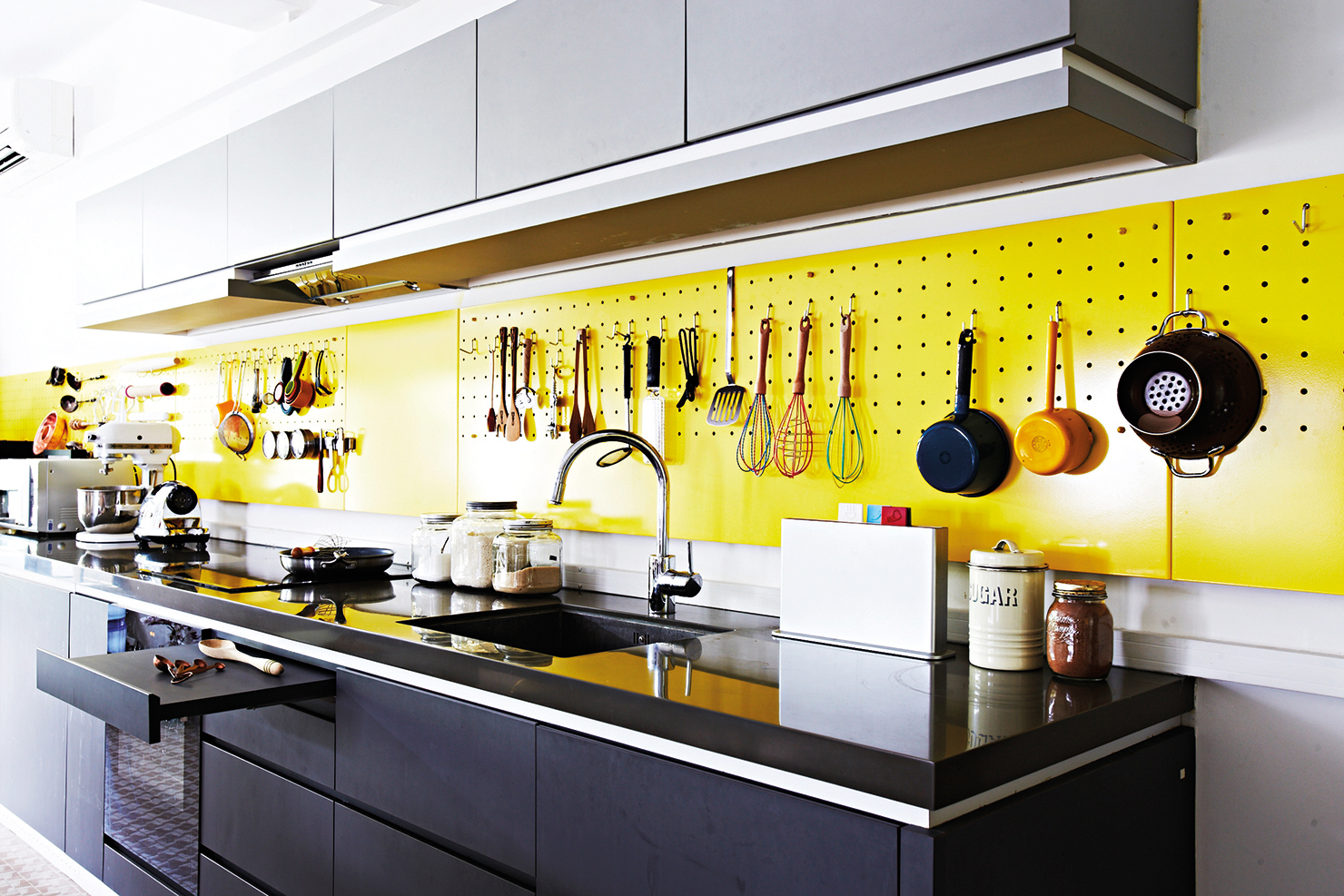 Pegboard ярко желтого цвета размещены на фартуке кухни