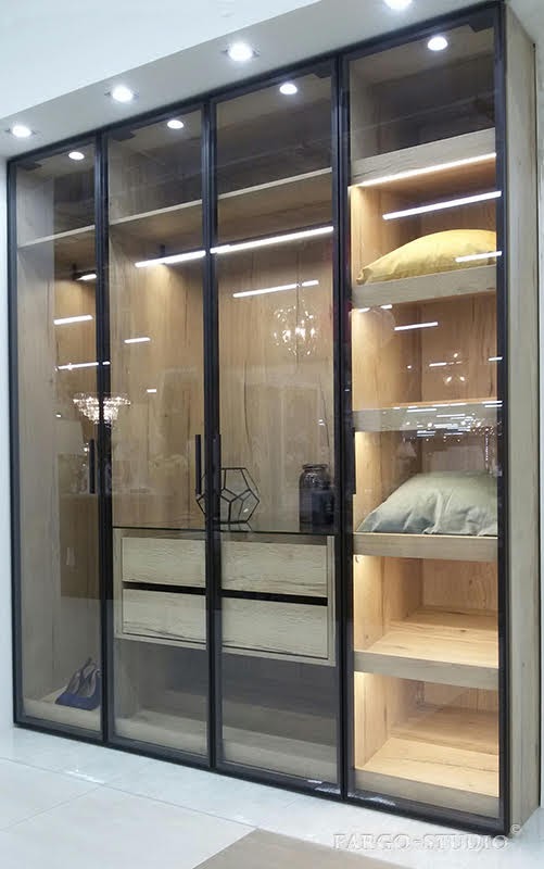 Распашные двери с прозрачным стеклом в гардеробных комнатах