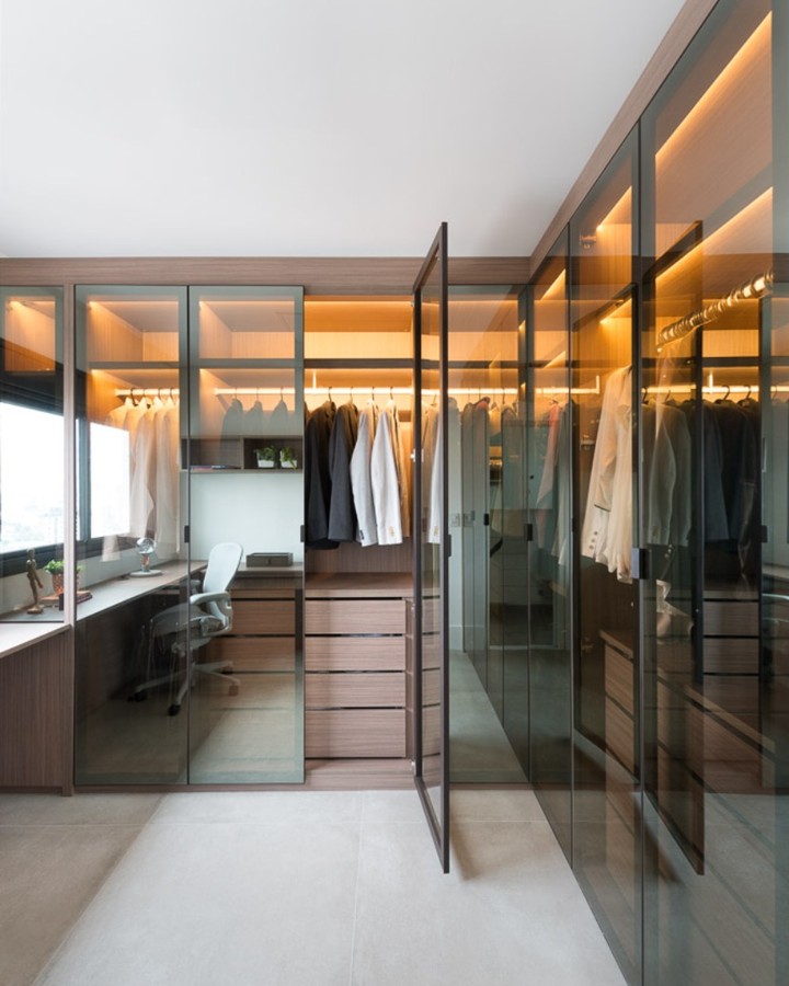 Распашные двери с прозрачным стеклом в гардеробных комнатах
