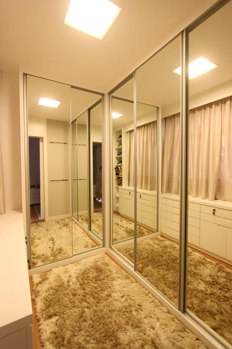 Шкафы в гардеробной комнате с зеркальными дверьми из алюминиевого профиля