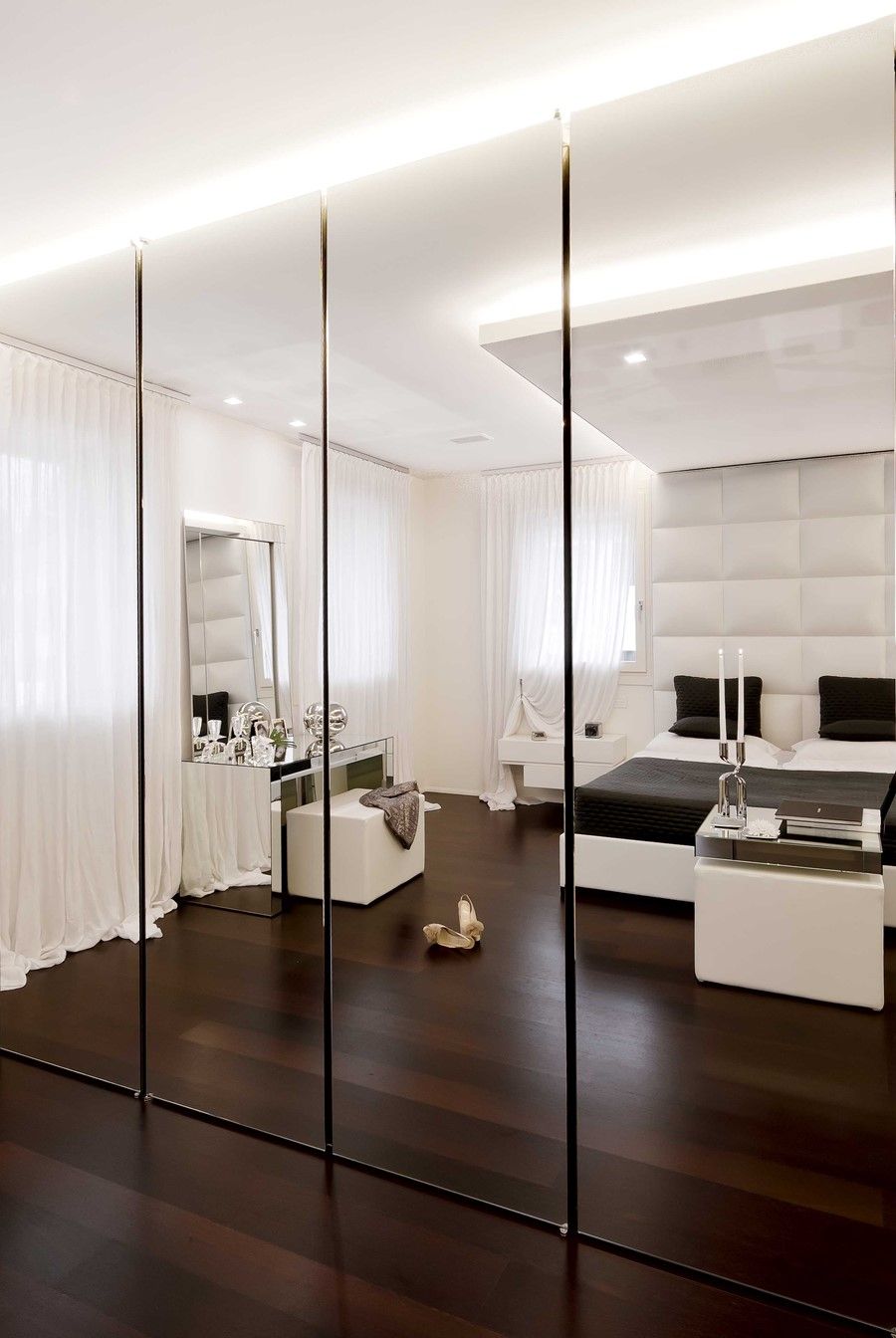 Примеры полностью зеркальных шкафов с распашными дверьми в спальной комнате