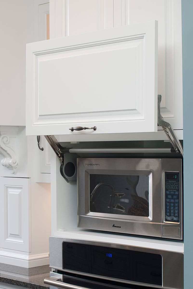 Не встраиваемая микроволновая печь в секции пенала за дверью