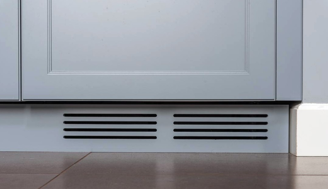 Вентиляционная решетка в цоколе под холодильником