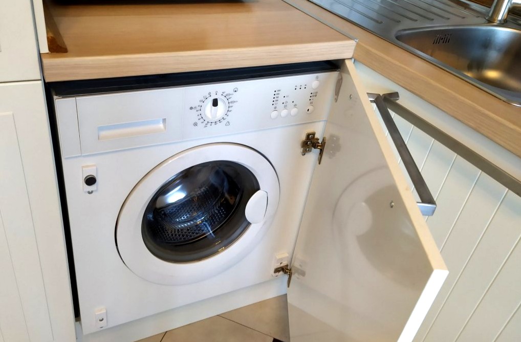 Примеры встраиваемых стиральных машин на кухне