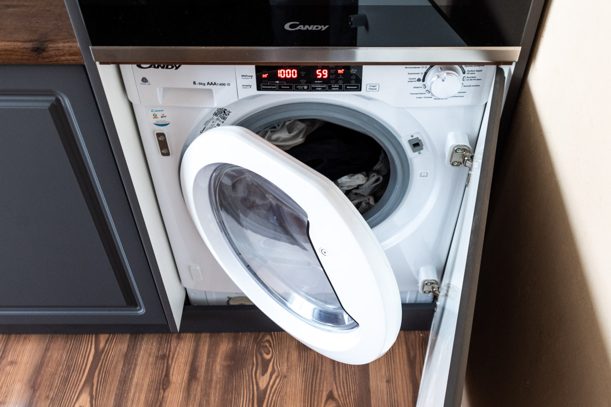 Примеры встраиваемых стиральных машин на кухне