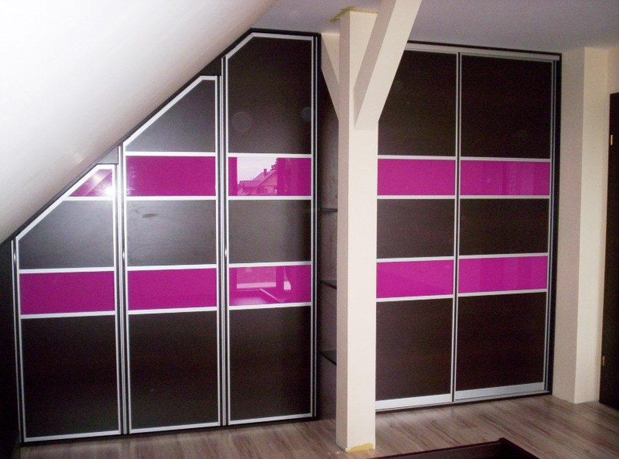 Мансардный шкаф купе, вставки которого декорированы HPL пластиком черного и фиолетового цветов
