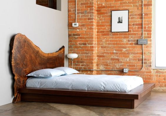 Кровать со слэбом органично вписалась в стиль лофт