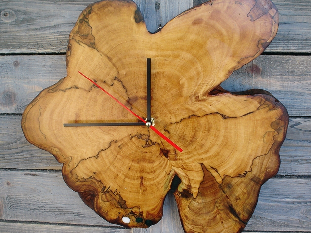 Часы из деревянного слэба поперечного распила
