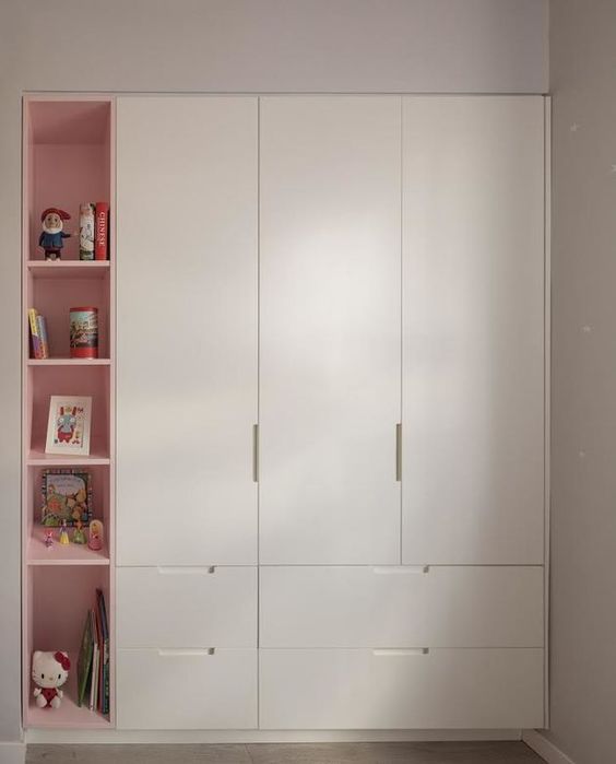 Шкаф белого цвета в детскую с  фрезерованными ручками на распашных дверях и фасадах выдвижных ящиков