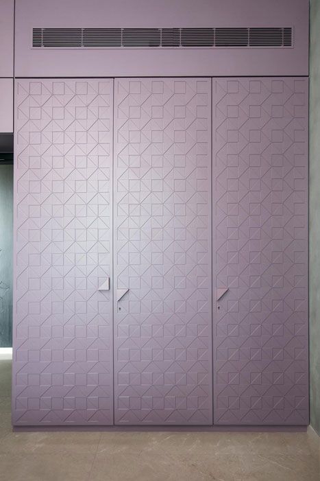 Двери шкафа фиолетового цвета с 3Д фрезеровкой