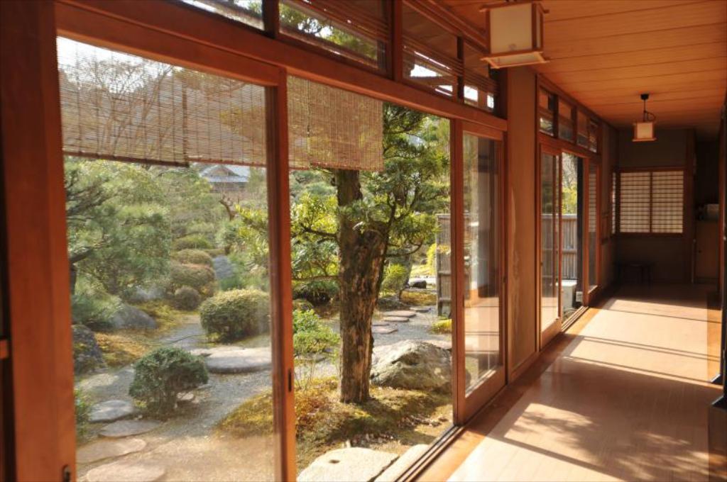 Раздвижные японские двери со стеклом, можно сказать, не традиционное исполнение
