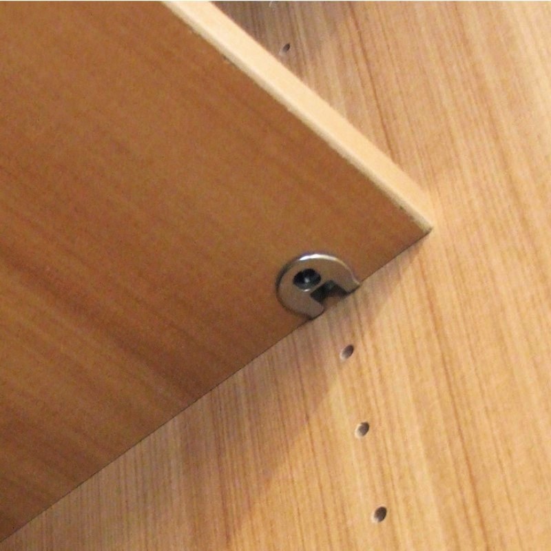 Ряд отверстий по высоте боковины шкафа позволяет устанавливать полки на удобном для вас расстоянии