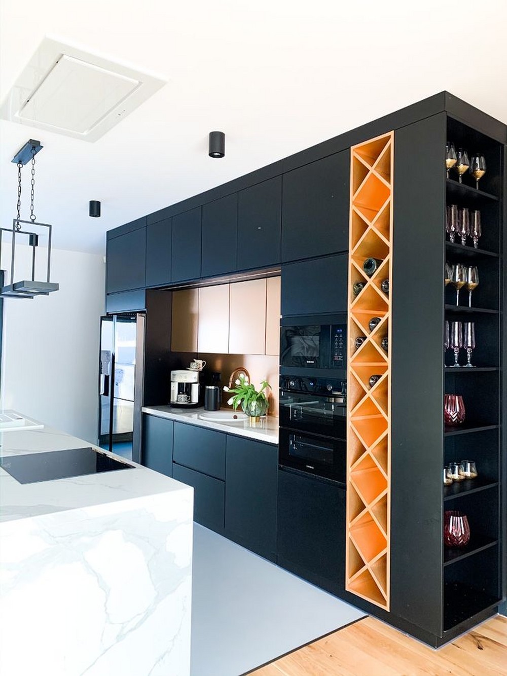 Бутылочница на всю высоту кухни, выполнена в контрастном цвете относительно черной кухни