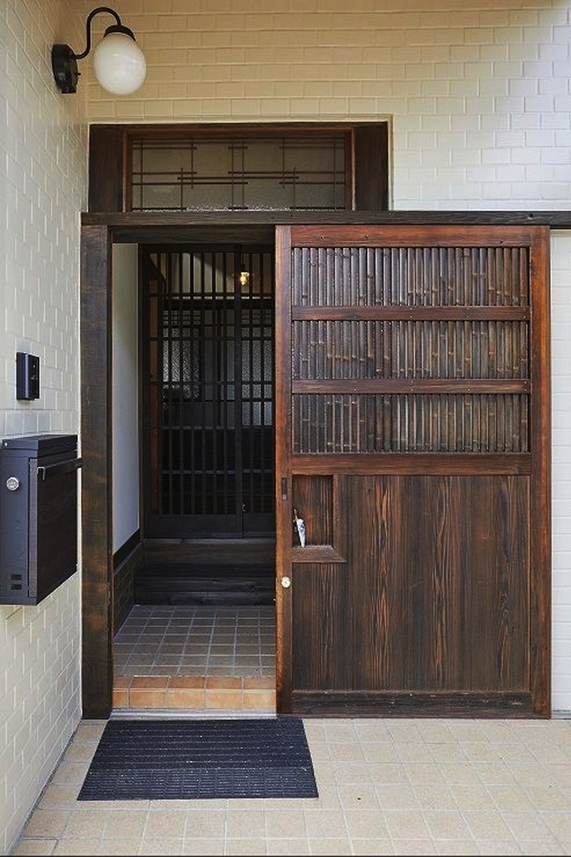 Дверь сёдзи в качестве входной двери в современный дом