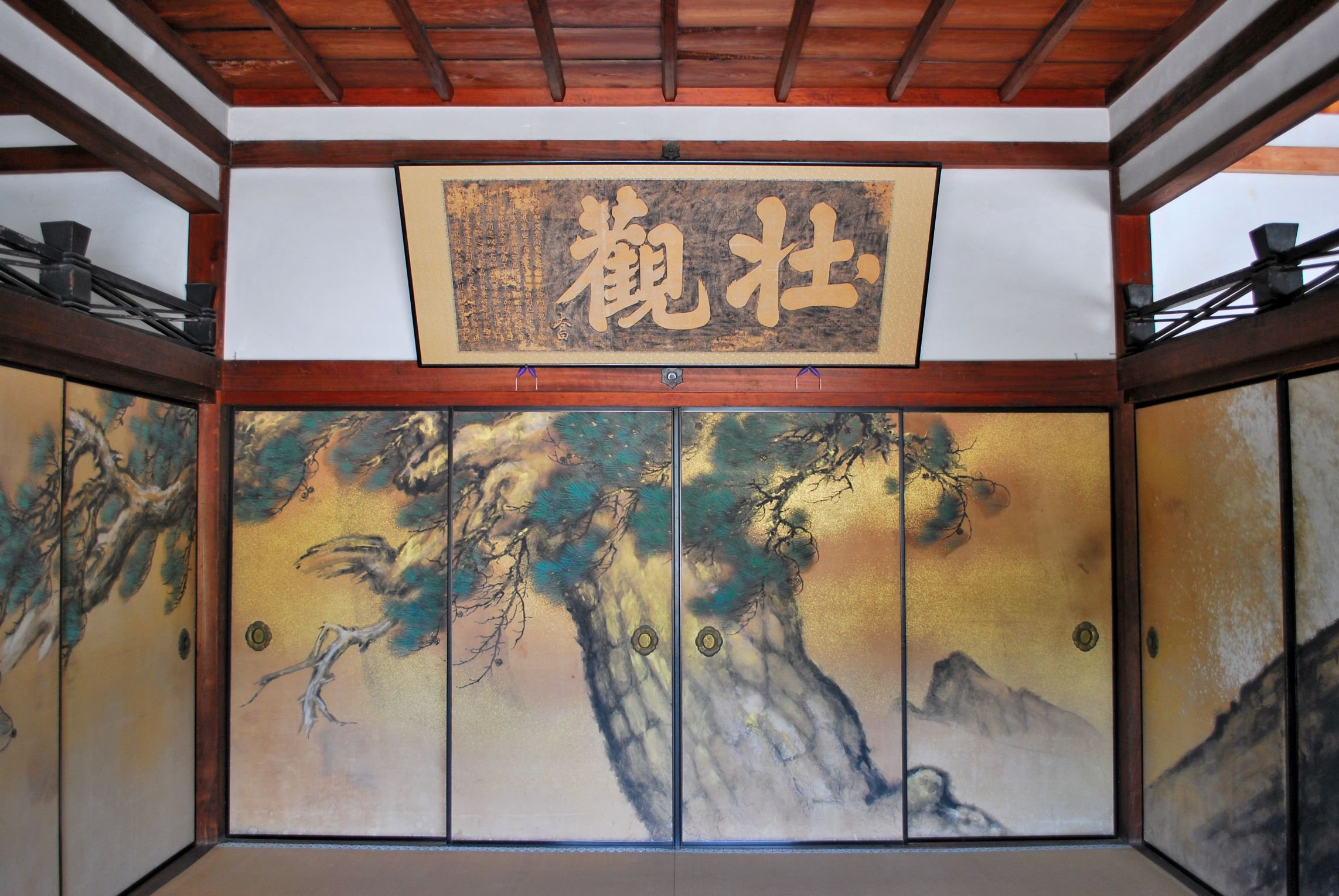 Красивые раздвижные двери фусума, скорей всего, из домов богатых в прошлом вельмож и самураев
